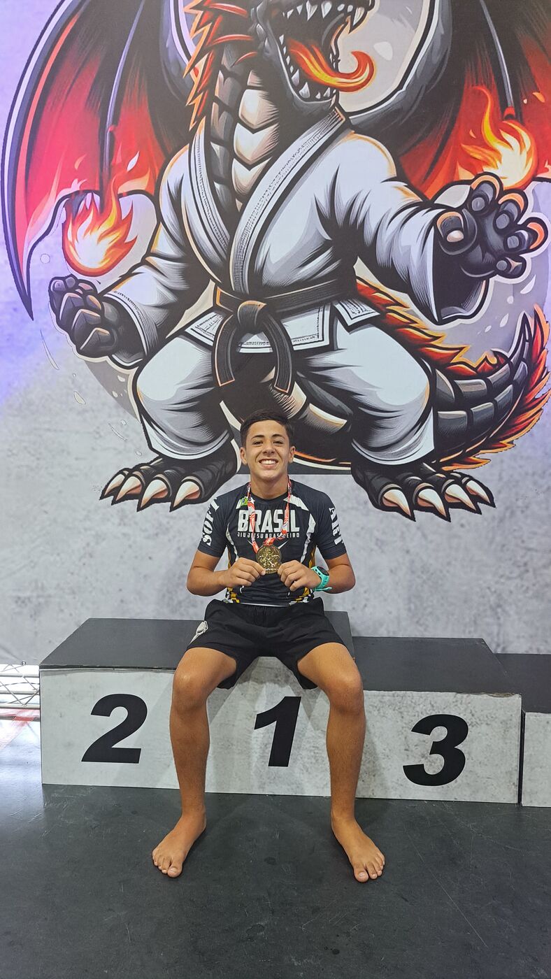 Guilherme no degrau 1 do pódio do Circuito Dragon
