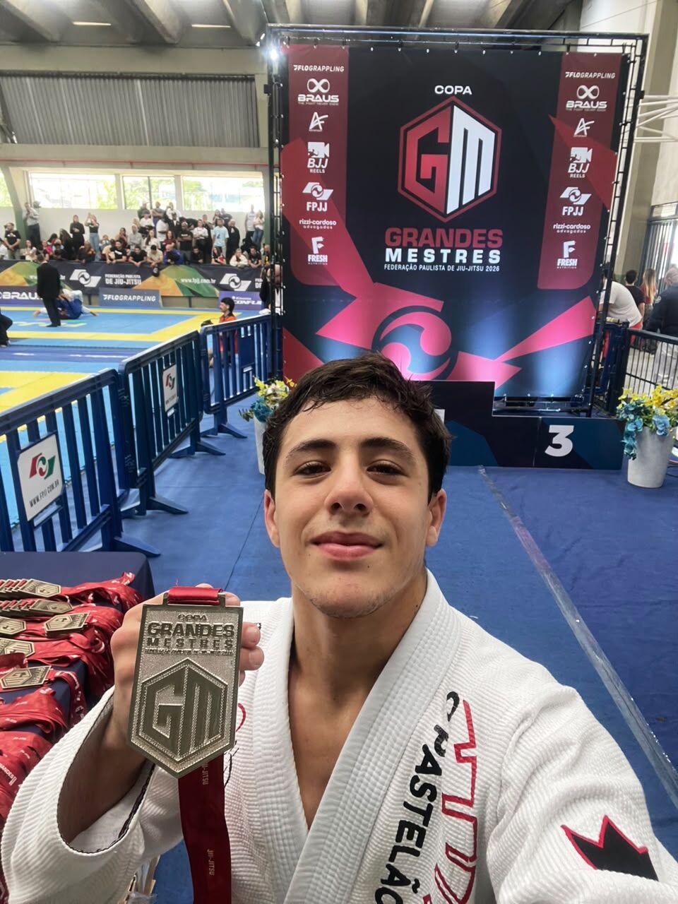 Guilherme com a medalha da Copa Grandes Mestres